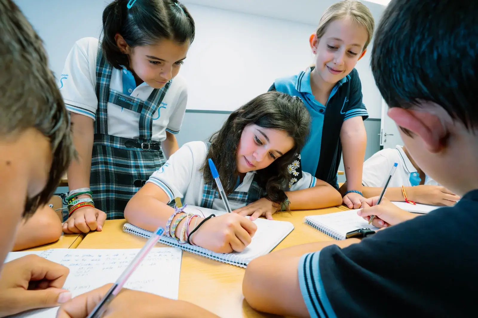 Estudiantes del Liceo Sorolla escriben y trabajan juntos en clase durante una actividad educativa colaborativa