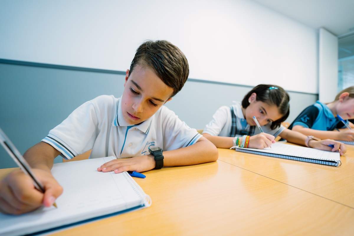 Estudiantes escribiendo en cuadernos durante una clase en el aula del Liceo Sorolla